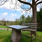 דירה Forest Retreat With Garden