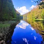 Forest Retreat With Garden דירה *
